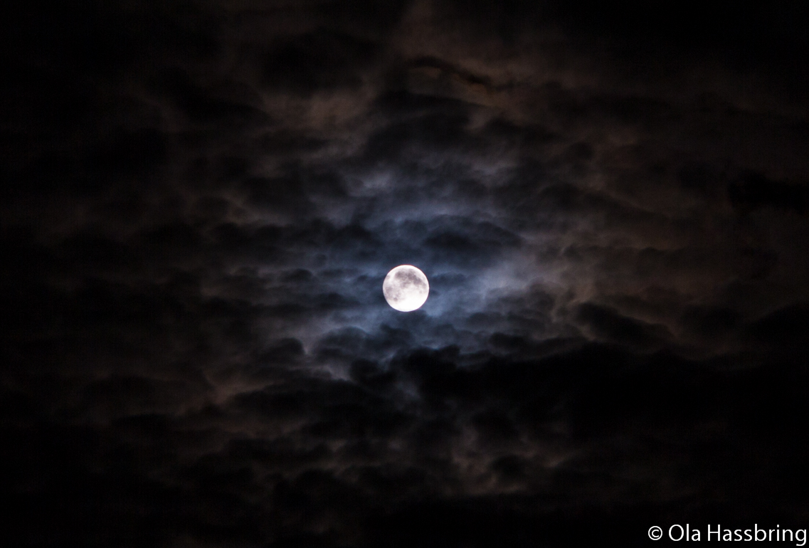 Måne över Dalstorp en molnig natt