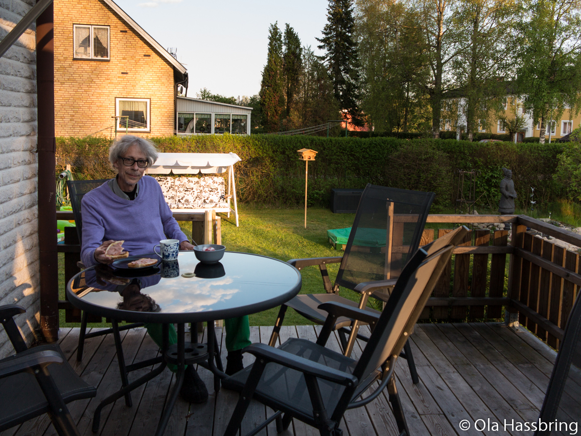 Njuter av kaffe, smörgåsar och jordgubbar med grädde medan solen går ner