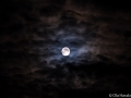Måne över Dalstorp en molnig natt