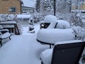 Vinter och trädgården i vila under snö