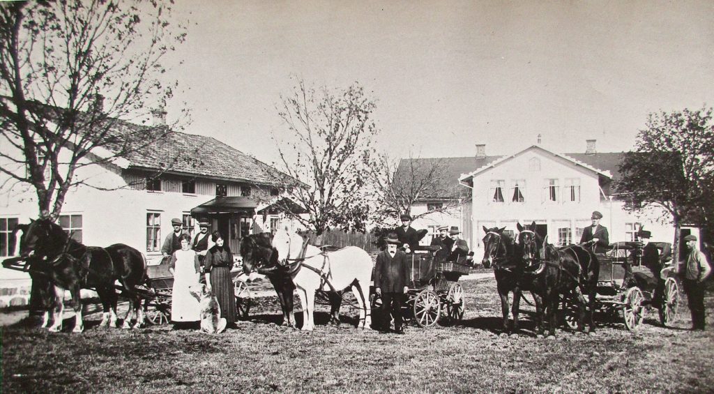 "Ödehuset" i Gölingstorp när det var ungt. Gården köptes 1875 av handlanden Carl August Andersson och hans hustru Justine. Carl August står i mitten. Kanske är det Justine i den eleganta klänningen till vänster. Troligen byggdes huset strax efter det att de blivit ägare. Huset till vänster innehöll handelsbod. Även det brann ner.